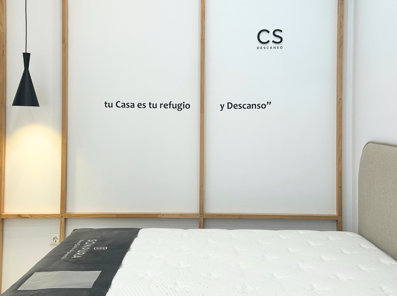 Interior de la tienda de colchones en Alicante